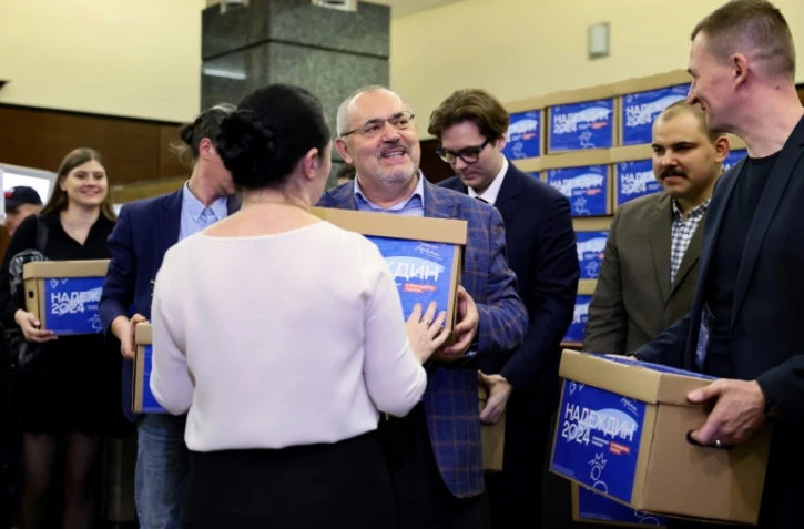 Boris Nadejdin, candidat à la présidentielle russe, arrive à la Commission électorale pour déposer les signatures de soutien nécessaires à l'enregistrement de sa candidature, le 31 janvier 2024 à Moscou