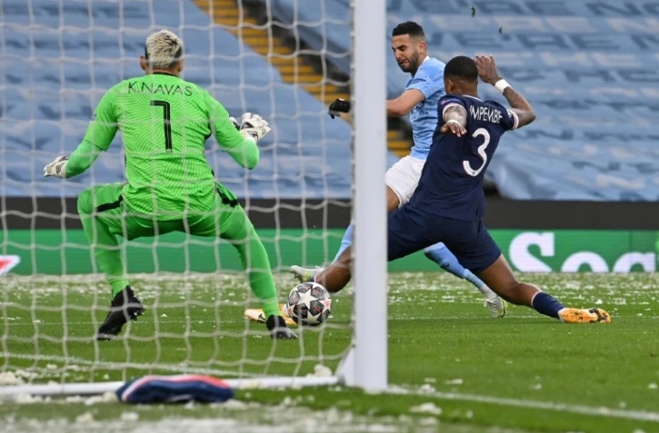 Le milieu algérien Riyad Mahrez (c) ouvre le score pour Manchester City lors de la demi-finale retour à domicile de la Ligue des champions face au Paris-SG, le 4 mai 2021