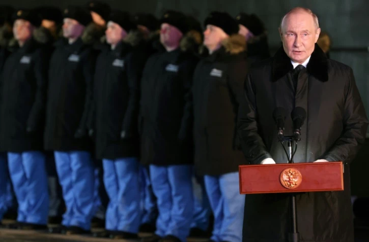 Photo de pool fournie par l'agence russe Spoutnik montrant le président russe Vladimir Poutine lors d'une céémonie avec des marins le 27 mars 2025 à Mourmansk