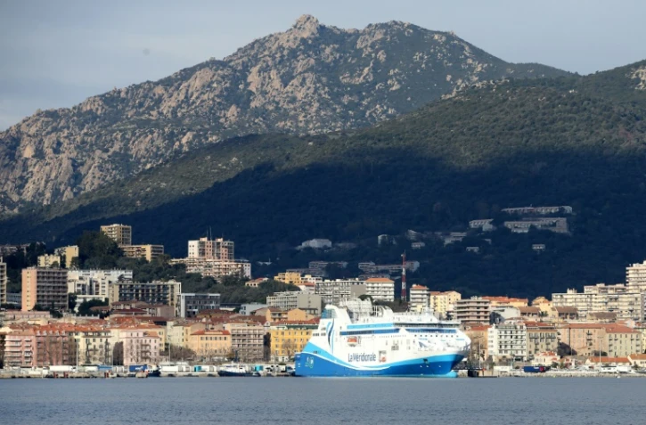 Vue d'Ajaccio, capitale de la Corse, et du ferry "Piana" le 9 février 2023