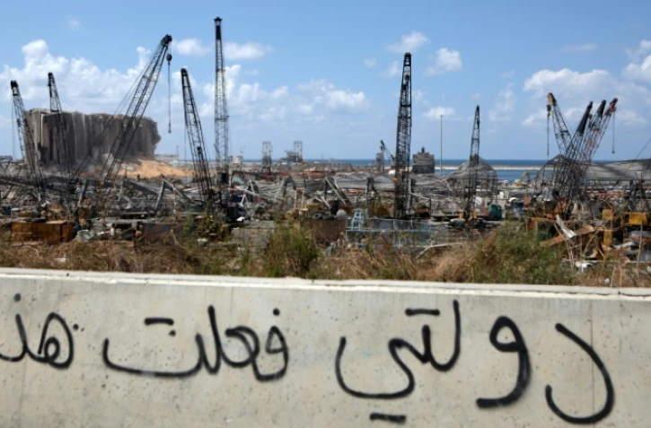 Photo d'archives des destructions au port de Beyrouth cinq jours après l'explosion du 4 août, avec l'inscription en arabe "mon gouvernement a fait ça"