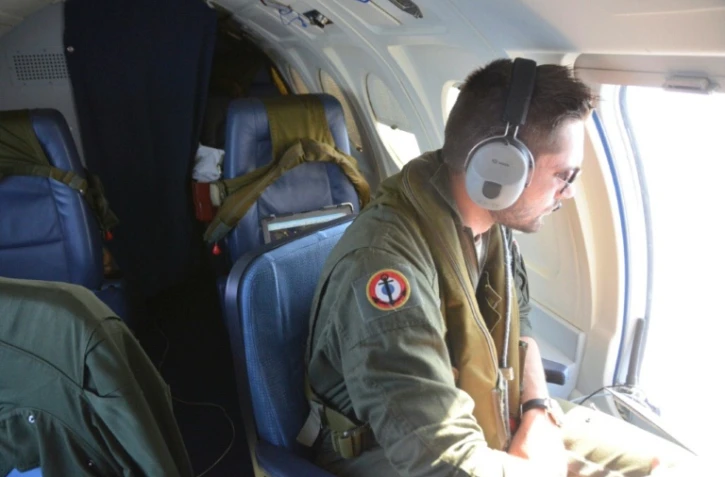 Un soldat dans un avion de l'armée française décolle de Hyères (Var) pour participer aux recherches de l'épave de l'A320 d'EgyptAir qui s'est abîmé en Méditerranée, le 20 mai 2016