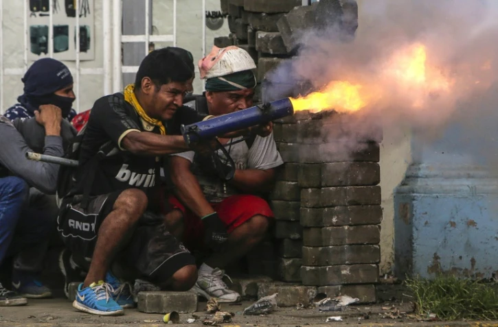 Un manifestant actionne un mortier artisanal au cours d'affrontements avec la police anti-émeutes à Masaya, à 35 km de Managua, le 9 juin 2018