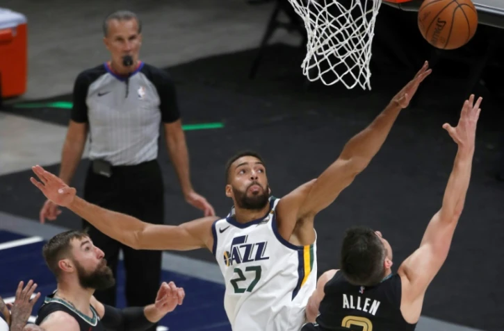 Le pivot du Utah Jazz Rudy Gobert contre le shoot de Grayson Allen des Memphis Grizzlies en play-offs NBA Ă Salt Lake City, le 23 mai 2021