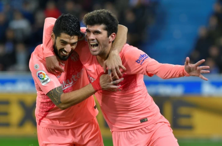 Les deux buteurs du FC Barcelone sur le terrain du Deportivo Alaves, Luis Suarez (g, sur penalty) et Carles Alena, le 23 avril 2019 Ă Vitoria (Pays Basque)