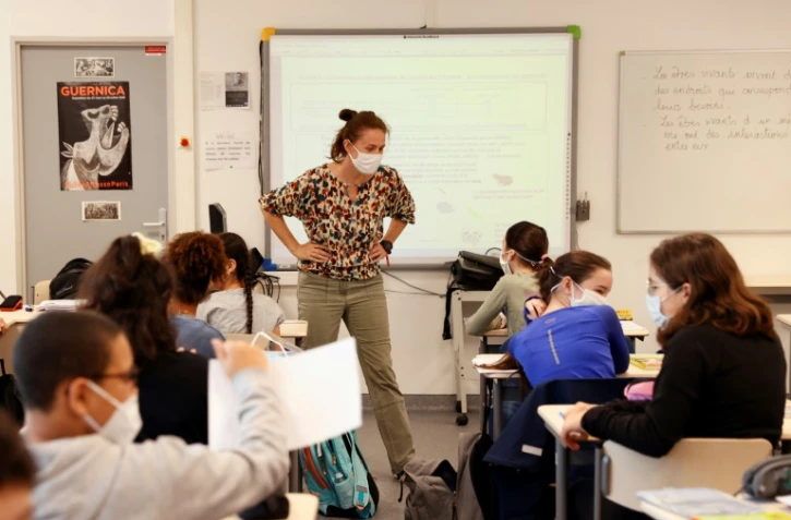 Des élèves portent des masques en classe, le 22 juin 2020 à Boulogne-Billancourt, près de Paris