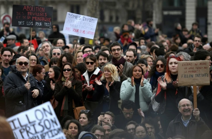 Plusieurs centaines de manifestants à Paris "contre la corruption des élus", Place de la République, le 19 février 2017