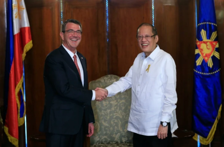 Le président philippin Benigno Aquino (d) salue le secrétaire d'Etat à la Défense américain Ashton Carter, le 14 avril 2016 à Manille