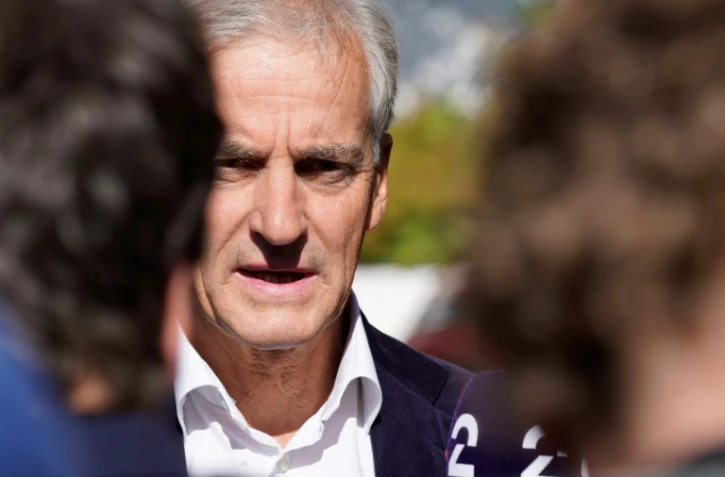 Le leader travailliste norvégien Jonas Gahr Støre répond à des journalistes le 14 septembre 2021 à Oslo