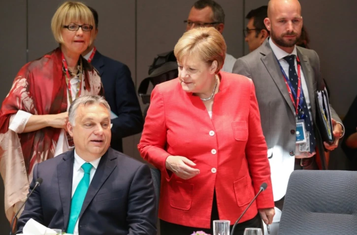 Le Premier ministre hongrois Viktor Orban parle avec la chancelière allemande Angela Merkel au dernier jour du sommet européen à Bruxelles, le 29 juin 2018
