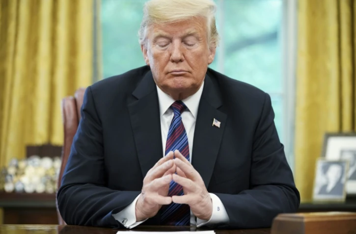 Le président américain Donald Trump écoute le président Enrique Pena Nieto lors d'une conversation téléphonique sur le commerce dans le bureau ovale de la Maison Blanche à Washington, le 27 août 2018