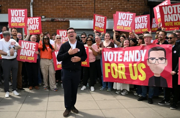 Le candidat du Parti travailliste, Andy Burnham, s'adresse à ses partisans devant le bureau de campagne du parti à Ashton, dans le Makerfield (nord-ouest de l'Angleterre), le 18 juin 2026