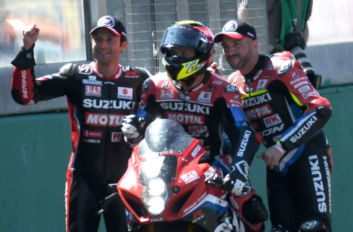 La joie des pilotes de l'écurie Suzuki Yoshimura-SERT, les Français Sylvain Guintoli, Gregg Black (c) et le Belge Xavier Siméon, vainqueurs des 24 Heures du Mans moto, le 13 juin 2021 sur le circuit Bugatti