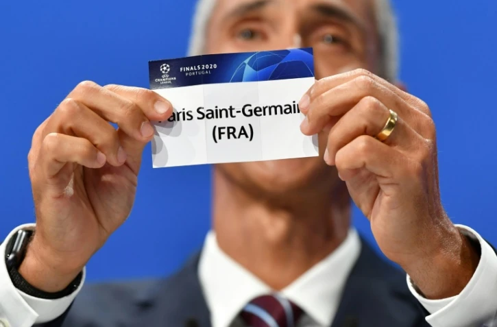 L'ancien joueur portugais Paulo Sousa procède au tirage au sort des quarts de finale de la Ligue des champions le 10 juillet 2020 au siège de l'UEFA à Nyon