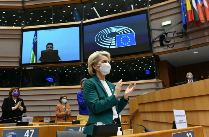 La présidente de la Commission européenne Ursula von der Leyen applaudit le président ukrainien Zelensky qui s'exprime en visioconférence lors d'une session du Parlement européen, le 1er mars 2022