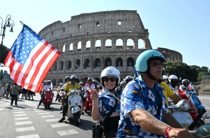 Des passionnés de Vespa du monde entier participent à la parade des Vespa World Days, marquant le 80e anniversaire de la célèbre marque italienne de scooters, le 27 juin 2026 à Rome 