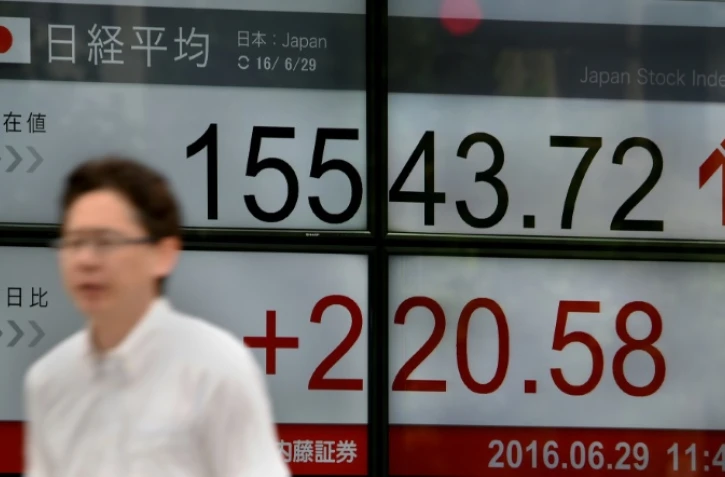 Tableau des changes le 29 juin 2016 à la bourse de Tokyo