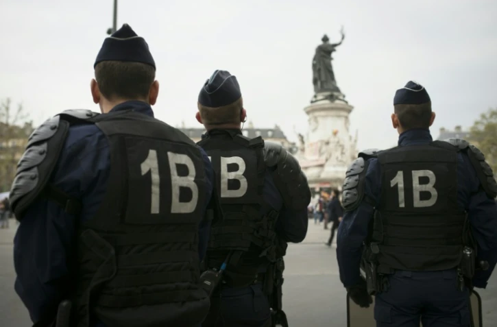 Des policiers place de la République à Paris, où se tient le rassemblement du mouvement Nuit debout, le 22 avril 2016 