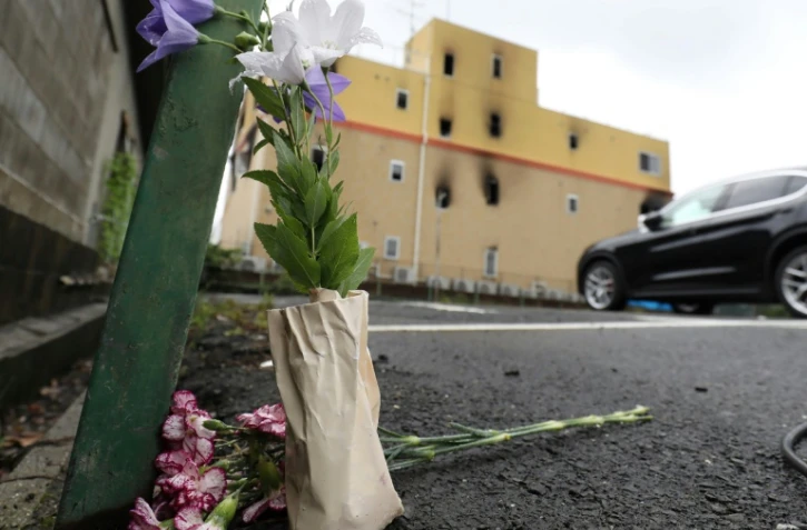 Un bouquet de fleurs déposé près du studio d'animation Kyoto Animation, le 19 juillet à Kyoto