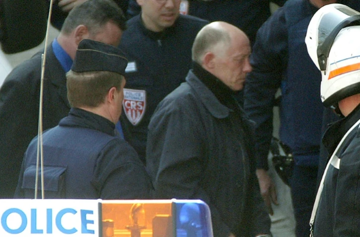 Patrick Henry (c) arrive au tribunal correctionnel de Caen, le 16 avril 2003