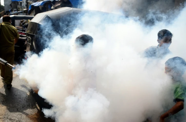 Opération de fumigation pour tuer les moustiques à Bombay, le 11 juin 2020