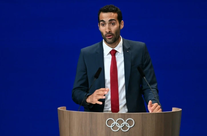 L'ancien champion olympique de biathlon français Martin Fourcade s'exprime lors de la 142e session du Comité international olympique (CIO) le 24 juillet 2024 à Paris
