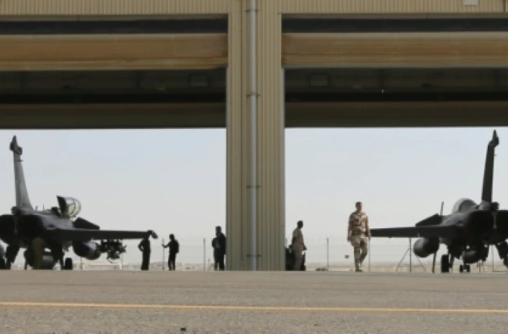 Un Rafale de l'armée française sur le tarmac d'une base militaire dans le Golfe, le 17 novembre 2015