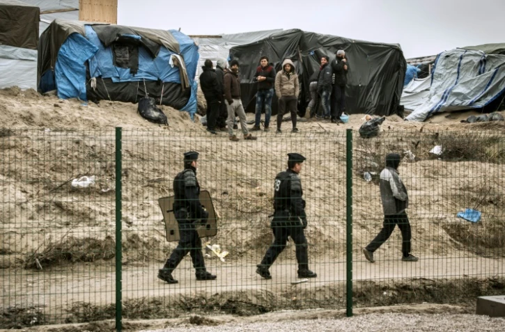 Des CRS en patrouille devant le camp de migrants "la Jungle" le 21 février à Calais