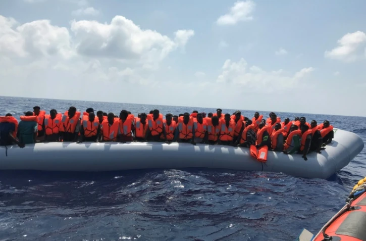 Des migrants secourus par l'équipage de l'Ocean Viking, bateau affrété par les ONG SOS Méditerranée et Médecins sans Frontières (MSF), le 10 août 2019 en mer Méditerranée
