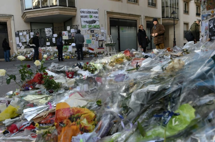 Des personne rendent hommage au victime de l'attentat contre l'hebdomadaire Charlie Hebdo au siège du journal, le 15 février 2015