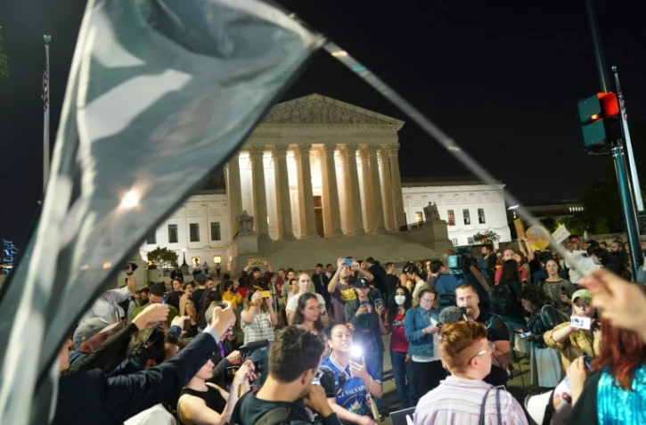 Manifestation spontanée d'opposants et de défenseurs du droit à l'avortement devant la Cour suprême des Etats-Unis, à Washington le 2 mai 2022