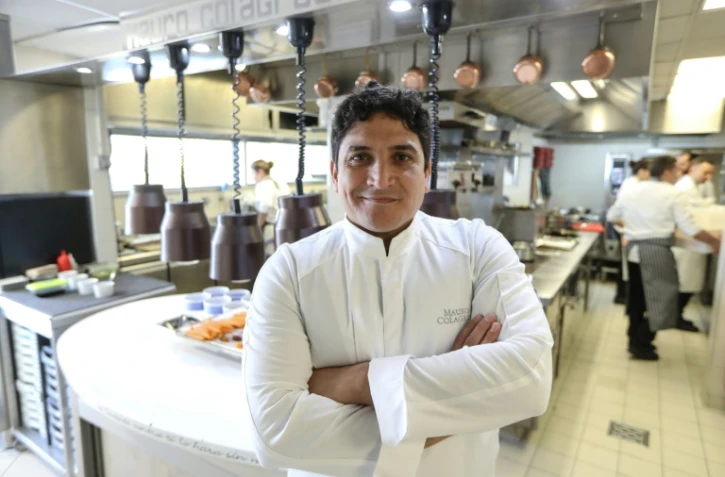 Le chef argentin Mauro Colagreco sert la pêche et les produits du jour au gré des arrivages et de son inventivité au Mirazur de Menton en France, ici le 13 avril 2019