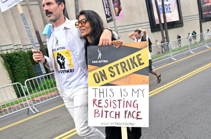 Des manifestants lors d'une marche de solidarité avec les scénaristes et acteurs en grève à Hollywood le 13 septembre 2023