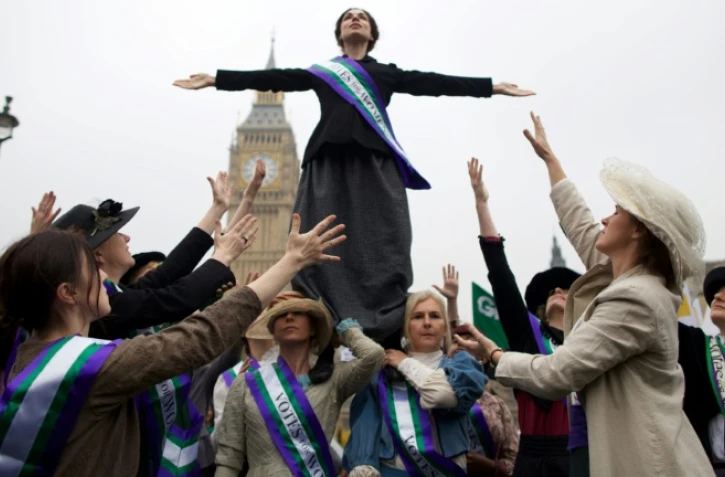 Des féministes habillées en suffragettes manifestent pour les droits de femmes à Londres, le 24 octobre 2012