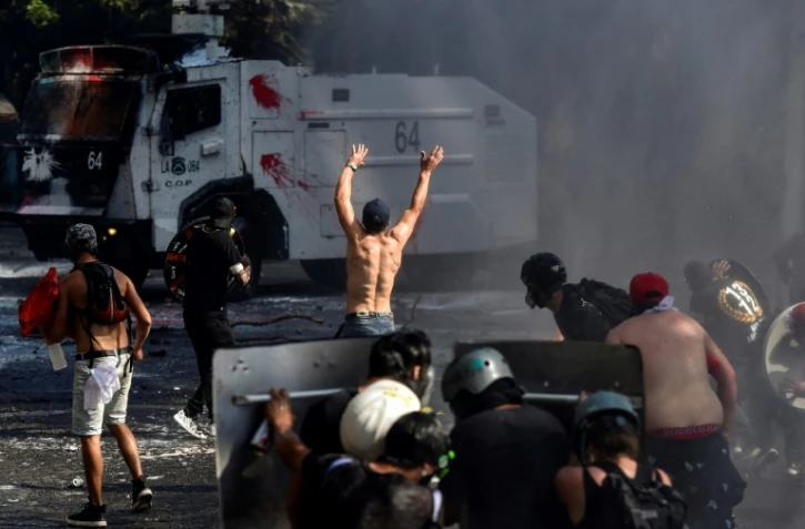 Heurts entre manifestants et police à Santiago, le 18 octobre 2020 au Chili