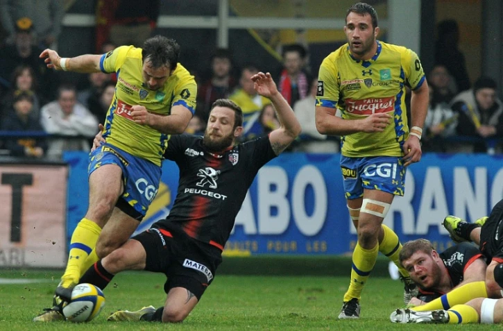 Le demi de mêlée de Clermont Morgan Parra et David Mélé lors du match à Clermont-Ferrand, le 20 mars 2016