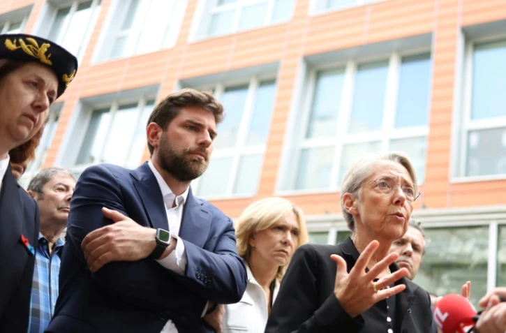 La Première ministre française Elisabeth Borne (d) aux côtés de la préfète du Val-de-Marne Sophie Thibault (g) et du maire de L'Haÿ-les-Roses Vincent Jeanbrun (2e à g) dans cette commune de la banlieue sud de Paris, le 2 juillet 2023