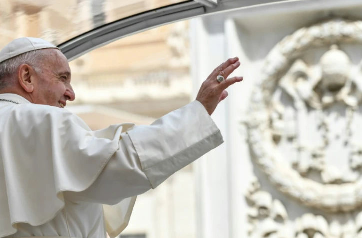 Le pape François salue des fidèles le 29 mai 2019, place Saint Pierre, au Vatican