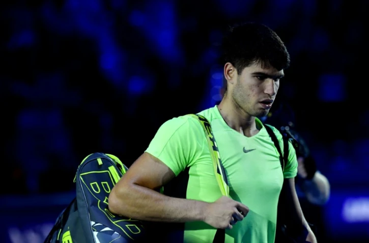 L'Espagnol Carlos Alcaraz quitte le court après sa défaite en match d'ouverture aux Masters ATP contre Alexander Zverev lundi à Turin