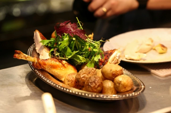 Une assiette de poulet roti au restaurant Gigi's à New York le 26 avril 2026