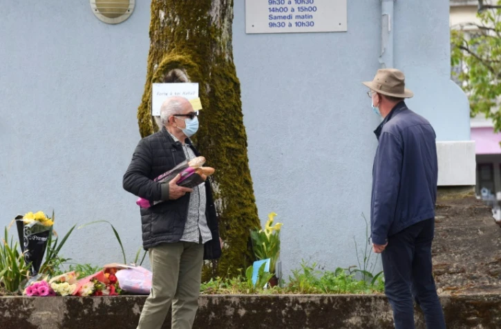 Des habitants déposent des fleurs là où une policière municipale a été agressée à la Chapelle-sur-Erdre, près de Nantes, le 29 mai 2021