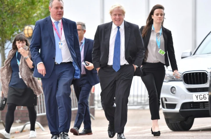 L'homme politique conservateur britannique Boris Johnson (C) arrive à l'hôtel du centre où se tient le congrès des Tories à Birmingham, le 2 octobre 2018