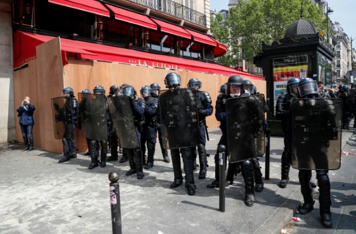 Des policiers en position devant le restaurant La Rotonde, le 1er mai 2019 dans le quartier de Montparnasse Ă Paris