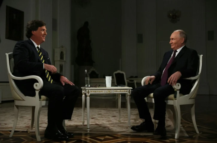 Le président russe Vladimir Poutine (d) lors d'une interview avec le journaliste américain Tucker Carlson, le 6 février 2024 au Kremlin, à Moscou