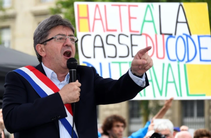 Le chef du parti La France insoumise Jean-Luc Mélenchon devant les manifestants contre la réforme du code du travail à Paris, le 12 juillet 2017