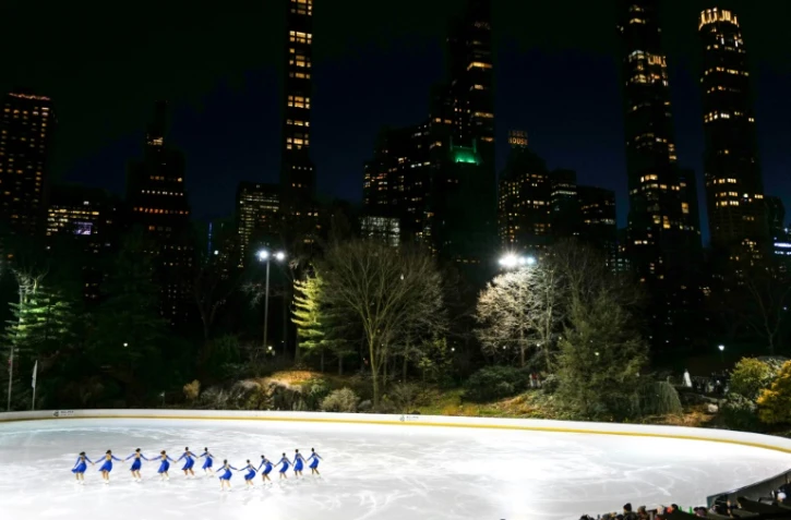 Des élèves et patineuses artistiques de l'association new-yorkaise FSH - "Figure Skating in Harlem" - sur la patinoire de Central Park à Manhattan pour leur gala le 4 février 2024