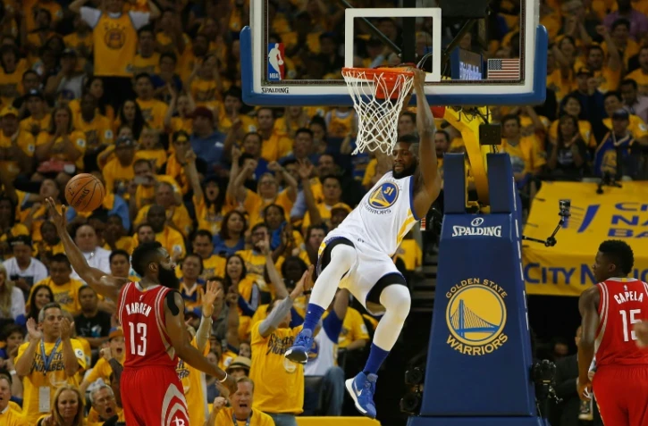 Festus Ezeli, N.31 des Golden State Warriors, marque face à Houston, le 18 avril 2016 à Oakland