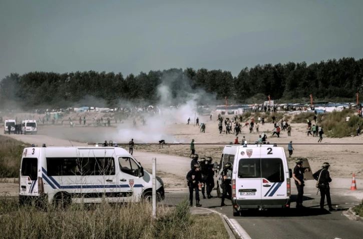 Des CRS dispersent des migrants près du port de Calais, le 21 septembre 2016