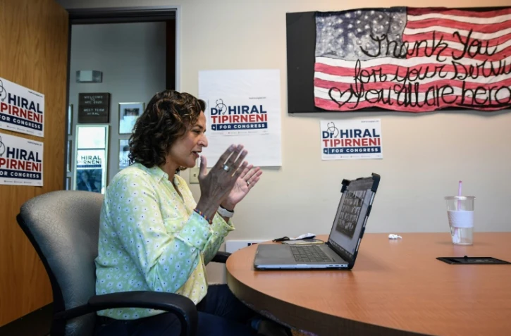 Dr. Hiral Tipirneni,  candidate démocrate pour être élue à la chambre des représentants dans la 6e circonscription de l'Arizona, dans son local de campagne, parle à ses soutiens via Zoom depuis Phoenix le 17 octobre 2020