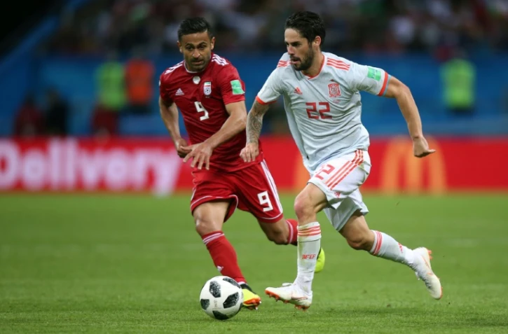 Le meneur de jeu espagnol Isco conduit le ballon devant l'Iranien Omid Ebrahimi, le 20 juin 2018 à Kazan  